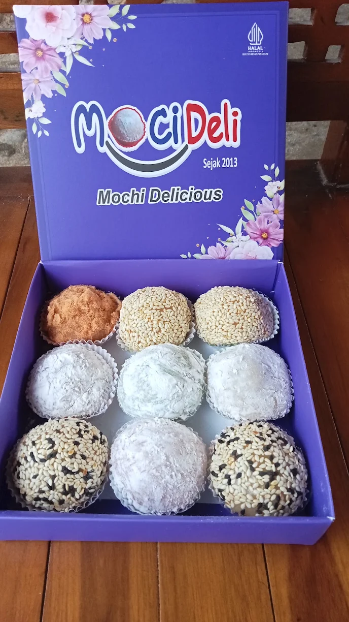 Kotak MociDeli berisi aneka moci dengan isian kacang, wijen, dan abon ayam